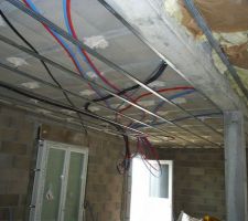 On scelle ausi les pattes de fixation des rail de plafond pour etre certain de la longevité de tout ce sytem