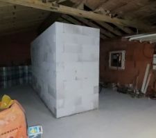 Nouveau Garage // cloison béton cellulaire pour la cave à vin