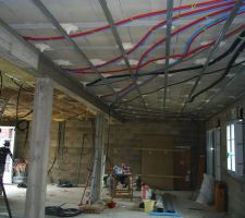 J'attaque dans la foulé l'électicité des luminaires du rdc ainsi que la plomberie et chauffage de l'étage car je ne ferai pas de chape la haut.