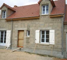 Charpente pos&eacute; correctement apres quelques sou&ccedil;i mais finalement tout a fini par se cas&eacute;! couverture pos&eacute; par mon ami couvreur et je viens tout juste de fnir de poser les menuiseries. ! bon les attaches volets se sera pour apres.