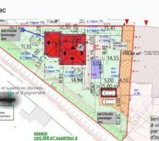 Voici le plan ainsi que l'implantation de la maison.
Nous avons souhaité libérer un maximum de terrain au Sud-Ouest pour les espaces Terrasse - Jardin - Piscine.