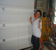 AAAH que ferai-je sans celle-qui m'a soutenu dans ce grand projet que me prend tant de temps loin de ceux que j'aime.
Et oui!! la porte de garage sectionnelle motoris&eacute; c'est madame qui l'a pos&eacute;!
