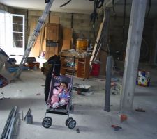 OOOH même mon petit poussin vient sur le chantier encourager papa dans son travail! je t'aime ma puce