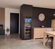 Le mur cuisine était déjà noir, 5 ans après on a décidé de mettre également du noir sur le mur salon pour un effet "cube", et nos cadres n'en ressortent que plus