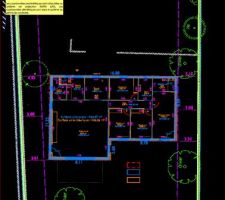 Voilà... Nous y sommes ! Notre maison et bien de travers.
Plan de recollement qui confirme.
Nous attendons le dépôt d'un PC modificatif pour contrôler que l'implantation actuelle est bien validée par la DDTM + mairie. 
Nous avons un doute mais pour le constructeur, pas de souci (!!!)
Et pour les problème de faux équerrage nous avons signé un protocole d'accord avec le cst : prise en charge de la chape sur toute la maison et la pose du carrelage (nous fournissons le carrelage). 
Nous allons faire une se en chevron afin de minimiser les défauts visuels (queue de billard).