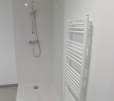 Douche de la salle de bain de l'étage.