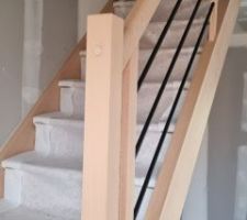 Escalier installé, c'est bien plus pratique qu'une échelle pour visiter le chantier ! Escalier de base chez Maisons Lelièvre. Dans le premier projet nous avions un escalier fabriqué par Lelièvre, ce qui n'est plus le cas aujourd'hui, mais il est plutôt jolie, à notre goût en tout cas.