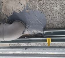 Amen&eacute;e d'air frais, &agrave; travers hourdis et chape pour po&ecirc;le &eacute;tanche, bricol&eacute;e avec restes de tuyaux VMC