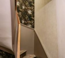 Tapisserie cage d'escalier.