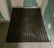 Carrelage devant la douche refait