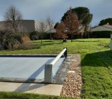 Contour de la piscine enfin terminé avec la pose des cailloux : concassé de quartz