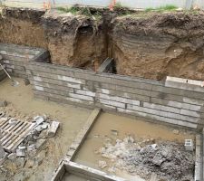 Le mur avec la banquette pour l'escalier