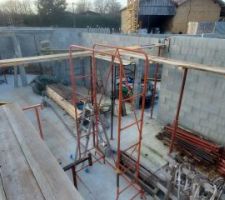 L'avancée du chantier en février. Photo depuis le futur vide sur séjour, on voit l'emplacement des poutres.