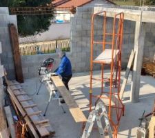 C'est les vacances, donc on bosse à 2. Atelier découpe des planches de coffrage dans la cuisine.