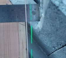 Repérage de l'alignement de la poutre Nord au laser. Le fond de coffrage n'arrête pas de bouger donc je pourrais le remettre, ce n'est pas un soucis. En tout cas j'ai de la marge avec la découpe du mur.