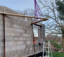 Mise en place du coffrage du débord. Seul il faut un peu d'astuce.
Avec la grue en le portant à plat, je le pose sur 2 étai posée contre le mur.