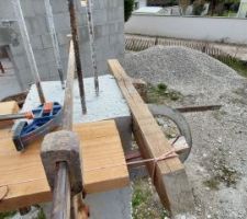 Mise en place du dernier fond de coffrage de la poutre Nord, entre le mur de la maison et le poteau.
La planche est un peu trop courte, mais pas grave je la prolongerais. Je me suis également planté dans mes mesures pour découper l'entaille du poteau. Tant pis, je remet le morceau découpé pour reboucher le trou.