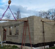 Mise en place de la poutre Ouest du débord Nord. La poutre fera 40cm de large, je mets donc 2 planches (une de 20cm, une de 25cm) côte à côte. Il faudra également élargir le passage de la poutre dans le mur.