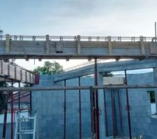 Le coffrage de la poutre de la salle à manger. L'escalier passera dessous, sur la droite le long du mur en blocs à bancher.