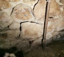 Côté écurie, sous le béton les joints entre les galets partent en poussière...et certaines grosses pierres se désolidarisent...
