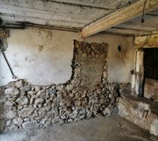 Le mur de refend avec l'emplacement du futur passage vers la pièce cuisine...
