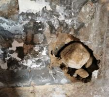 Surprise dans le mur mitoyen de la cuisine...un trou...derrière de béton