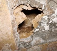 Surprise ! Derrière le béton du mur mitoyen de la cuisine : un trou !