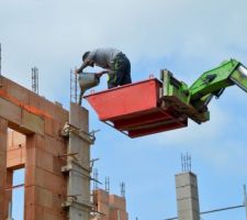 Poursuite de l'élévation des murs de l'étage avec coffrage des poteaux du bureau et linteaux