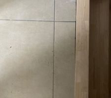 Finition carrelage en haut de l escalier à reprendre