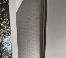Tapisserie du placard de la petite entr&eacute;e.