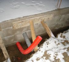 Je ne sais pas pourquoi il on mis cela ...
et j'espere que l'eau dans les fondations sera absorbé par la terre quand il fera moins froid (pluies, neige et  terre gelée)