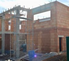 Coffrage et coulage des futures casquettes EST et OUEST
Pose des premi&egrave;res longrines &agrave; l'int&eacute;rieur