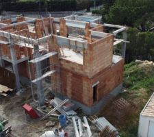 Coffrage et coulage des futures casquettes EST et OUEST
Pose des premi&egrave;res longrines &agrave; l'int&eacute;rieur