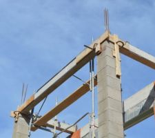 Coffrage et coulage des futures casquettes EST et OUEST
Pose des premi&egrave;res longrines &agrave; l'int&eacute;rieur