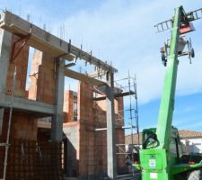 Coffrage et coulage des futures casquettes EST et OUEST
Pose des premières longrines à l'intérieur