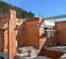 Coffrage et coulage des futures casquettes EST et OUEST
Pose des premi&egrave;res longrines &agrave; l'int&eacute;rieur