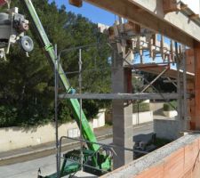 Coffrage et coulage des futures casquettes EST et OUEST
Pose des premi&egrave;res longrines &agrave; l'int&eacute;rieur