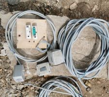Eléments du vieux réseau électrique démondés