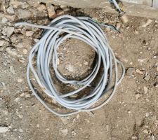 Eléments du vieux réseau électrique démondés