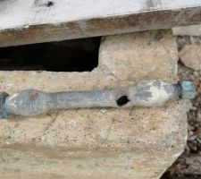 L'ancienne arrivée d'eau dans la cave...un gros truc éclaté !