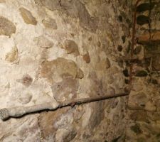 L'ancienne arrivée d'eau dans la cave.