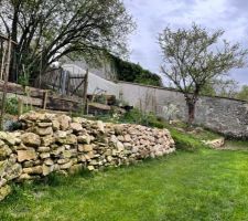 Vue générale avec le muret en pierres sèches de la butte du potager.