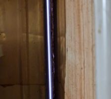 Joint de dilatation dans le mur entre le garage et la maison.