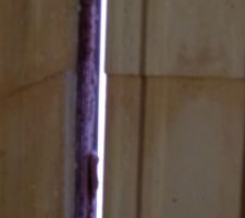 Joint de dilatation dans le mur entre le garage et la maison.