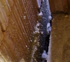 Joint de dilatation dans le sol entre le garage et la maison. Nous regardons droit dans le vide sanitaire