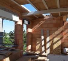 Pose du plancher du toit terrasse, ici après une tempête de vent ayant emportée plusieurs hourdis