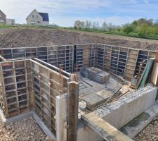 Élévation des murs de la cave et du mur porteur entre la maison et le garage.