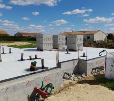 Les parpaings sont arriv&eacute;s...