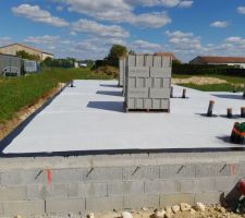 Les parpaings sont arriv&eacute;s...