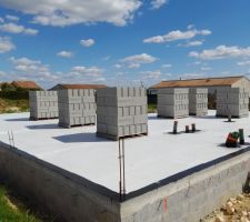 Les parpaings sont arriv&eacute;s...